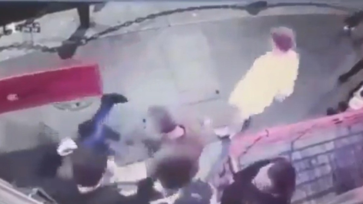 VIDEO Así una mujer campeona de artes marciales noqueó a hombre que la acosaba