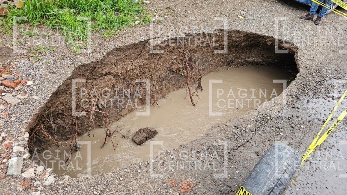 ¡Otro socavón! Se abre la tierra en la Diez de Mayo