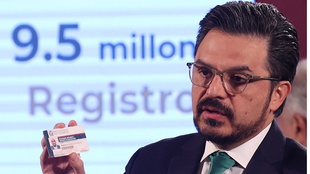 Deja Sheinbaum a Zoé Robledo en el IMSS