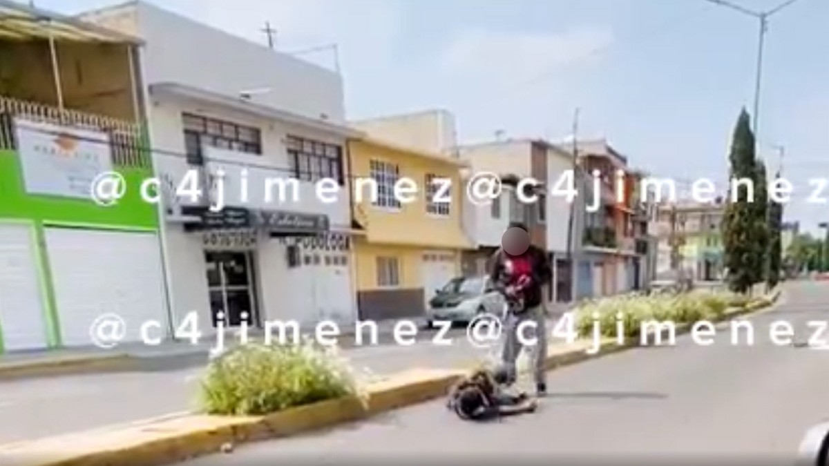 VIDEO Joven alcanza a su asaltante y lo golpea hasta recuperar lo que le robó