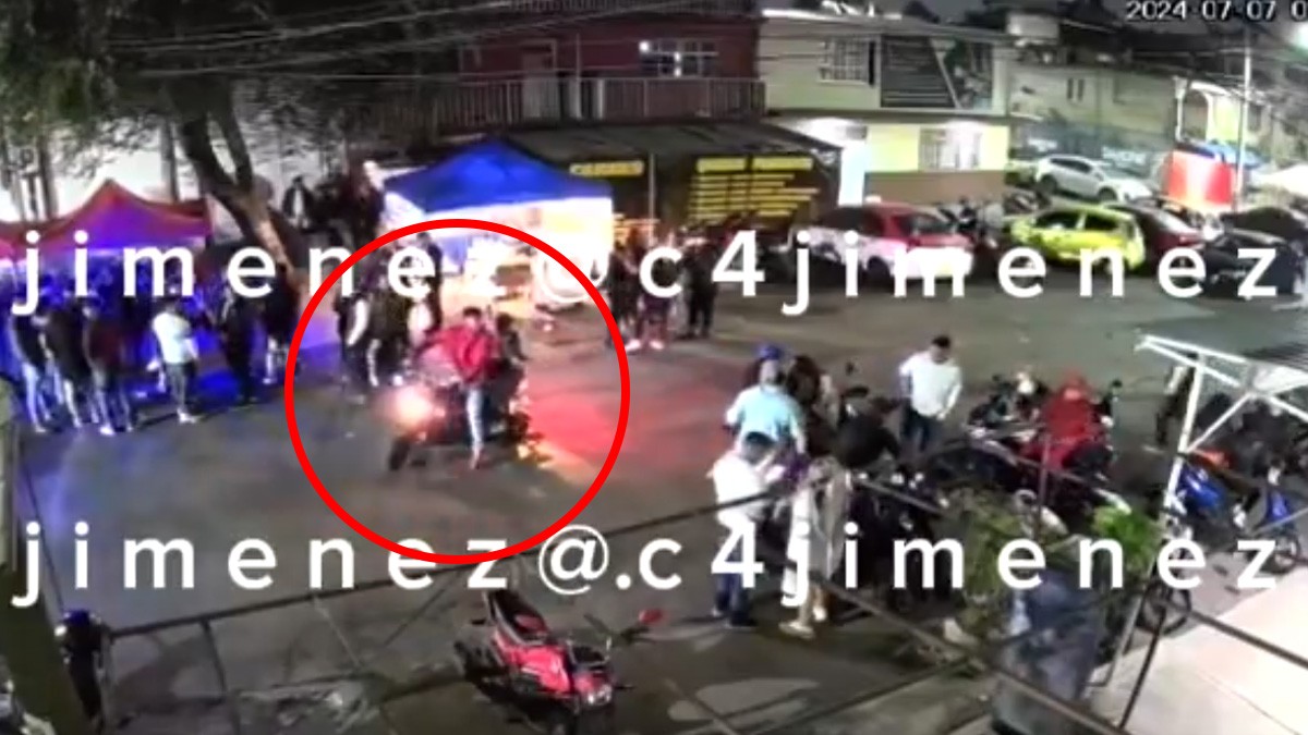 VIDEO Captan balacera de motosicarios contra grupo de jóvenes en una 'chelería'