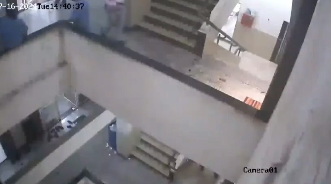 VIDEO Amigo de mujer le iba a dar un abrazo y ella muere al caer por las escaleras