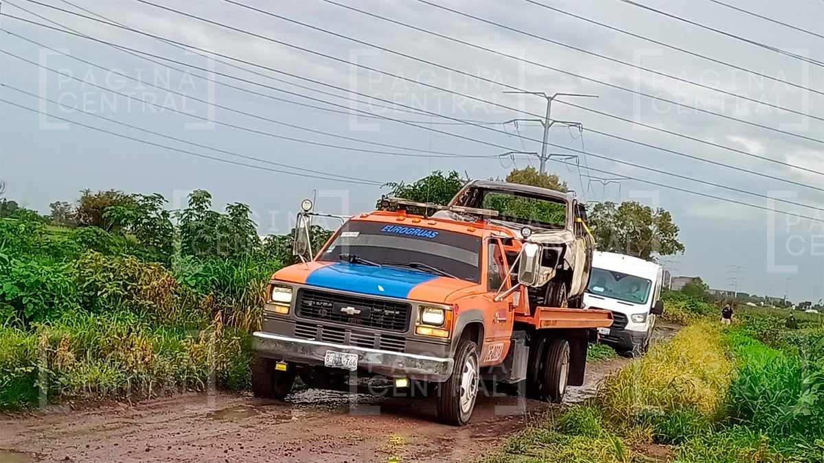 Encuentran dos cuerpos calcinados en el interior de un carro