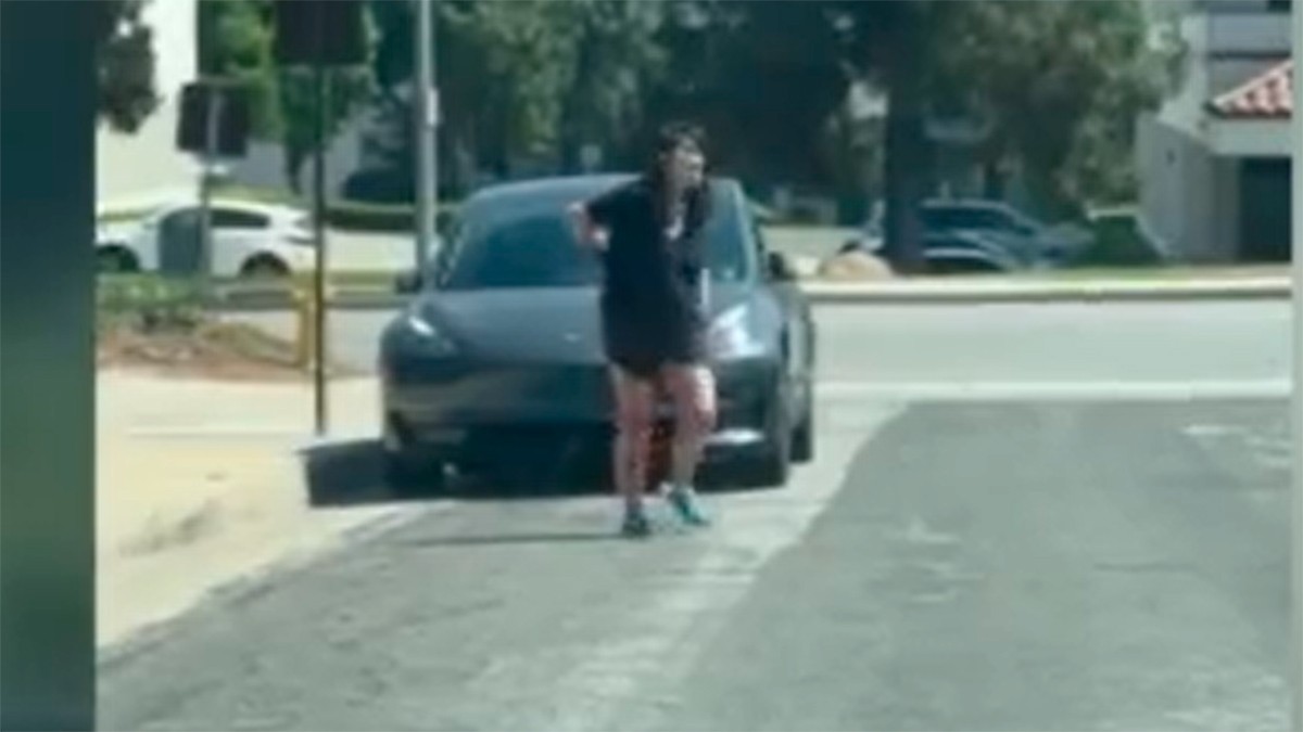 Mujer mata a su esposa con una espada samurái y lesiona a su suegra