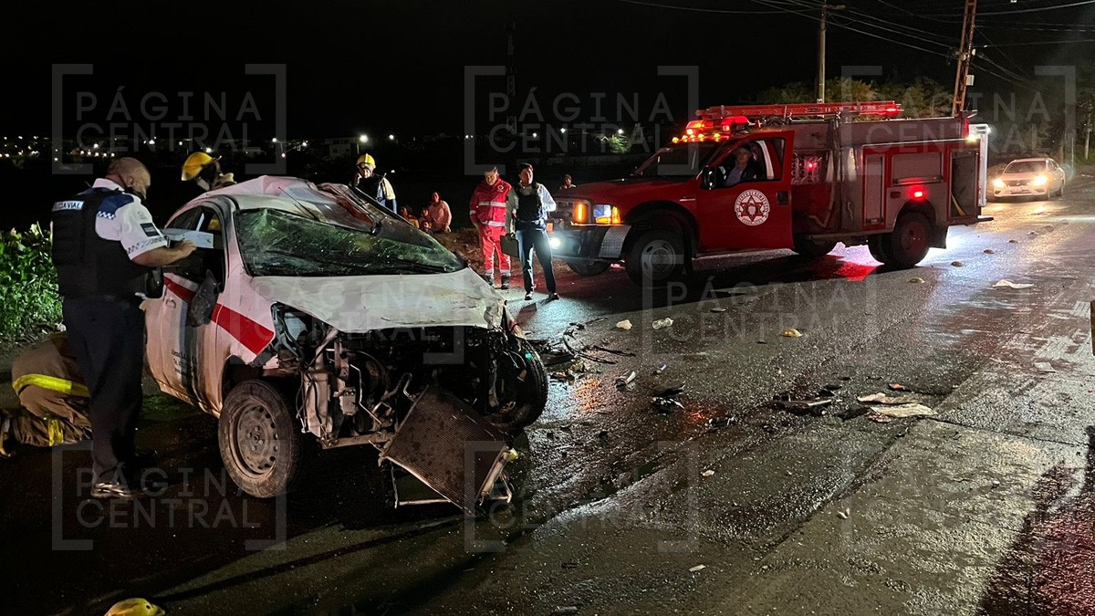 Auto sufre fuerte volcadura en la colonia Alameda de la Presa; conductor está grave