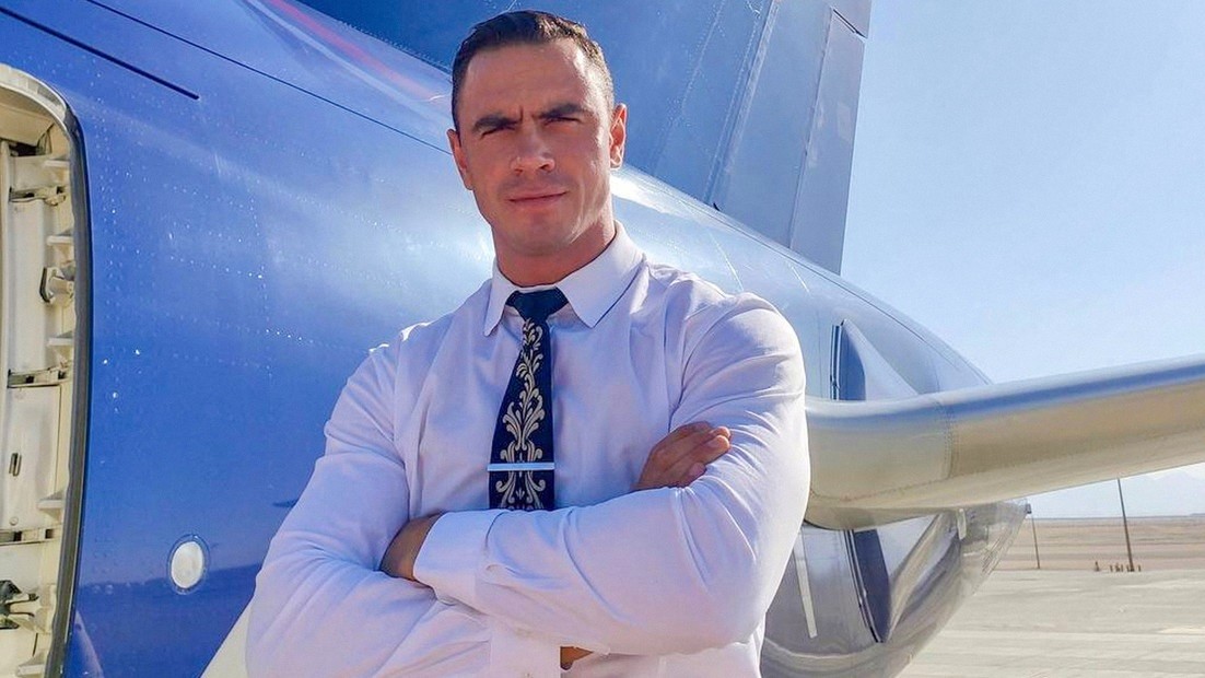 VIDEO Guapos aeromozos cautivan las redes; aerolíneas presumen a los más atractivos