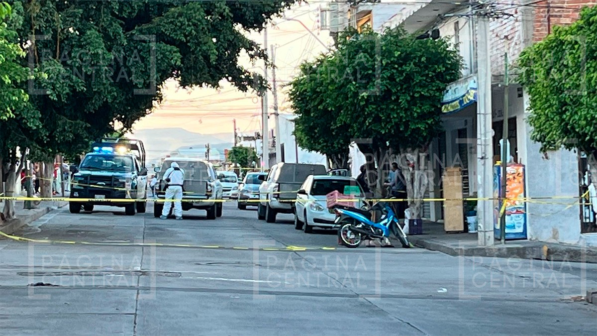 Motosicarios atacan a tres personas en una tienda en la Flores Magón, mueren dos