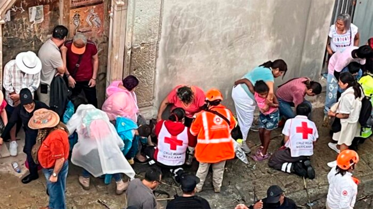 VIDEO Explota pirotecnia durante desfile de la Guelaguetza, hay siete lesionados