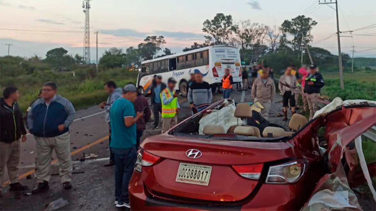 Choque entre un camión de transporte personal y una camioneta deja un muerto y 20 heridos