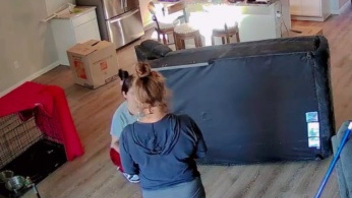 VIDEO Mujer descubre infidelidad de su esposo al encontrar esto escondido en su sillón