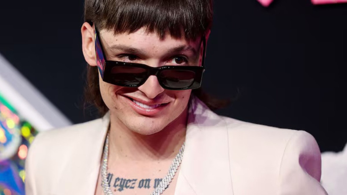 Peso Pluma publica romántica foto con una mujer y se viraliza, ¿quién es ella?