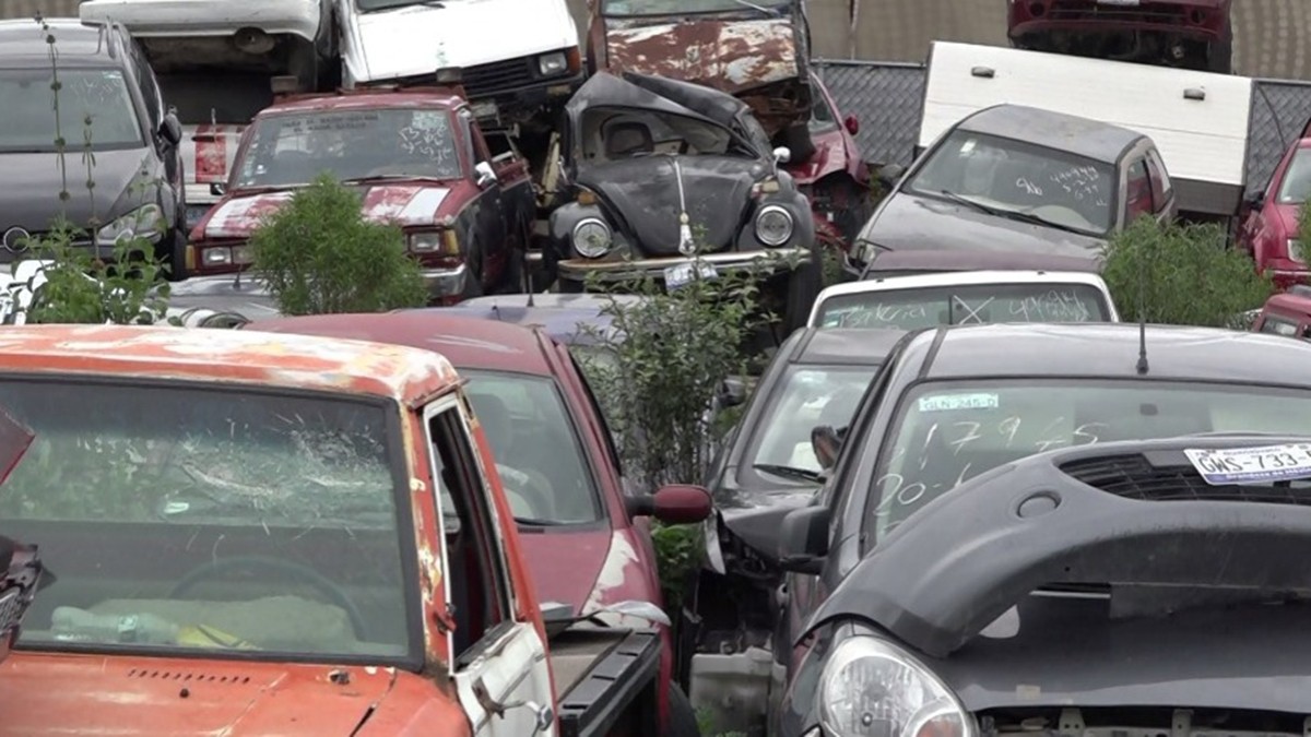 Autos abandonados se convierten en un problema de contaminación e inseguridad