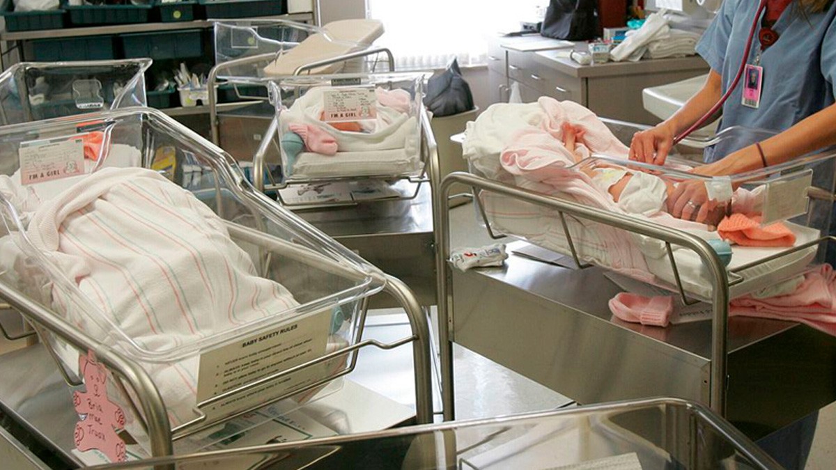 Bebé nace con un balín en el estómago luego de que su mamá recibiera un disparo accidental