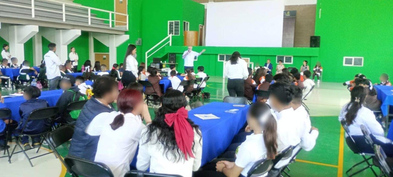 Cambia sus libros por un bote de jabón y abandona la secundaria