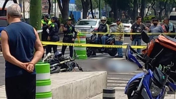 “¡Tuviste para frenar, lo mataste!” Camionero atropella a biker por pasarse alto y lo mata