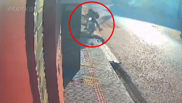 VIDEO Captan a motociclista sin casco que pierde el control y se impacta contra un muro