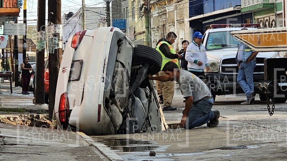 “¡La libramos por ahora!“ Enorme socavón se 'traga' un carro con todo y conductor