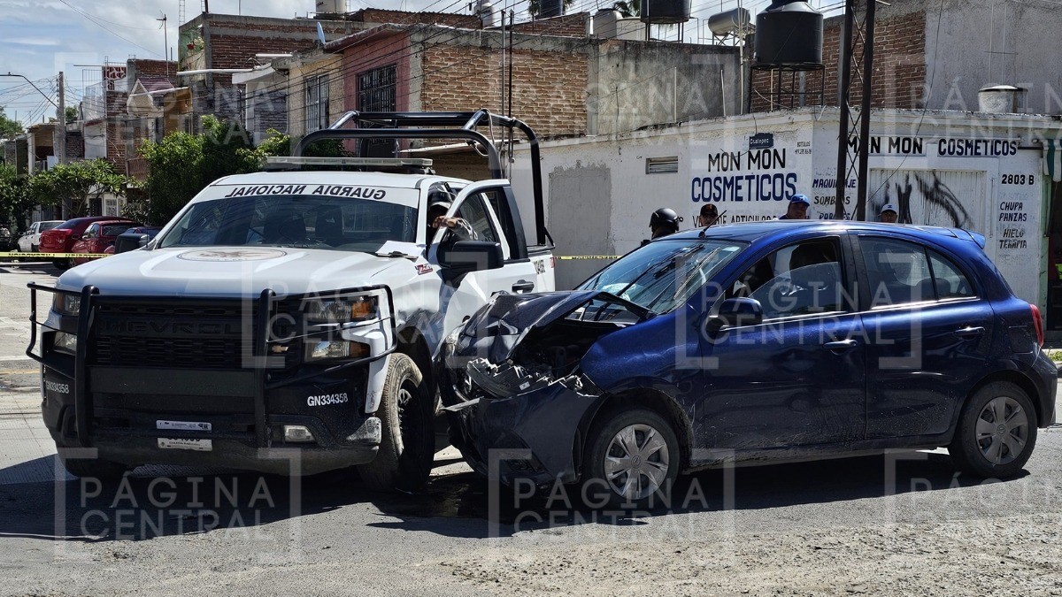 ¡Encontronazo! Chocan camioneta de Guardia Nacional y auto compacto en González Bocanegra
