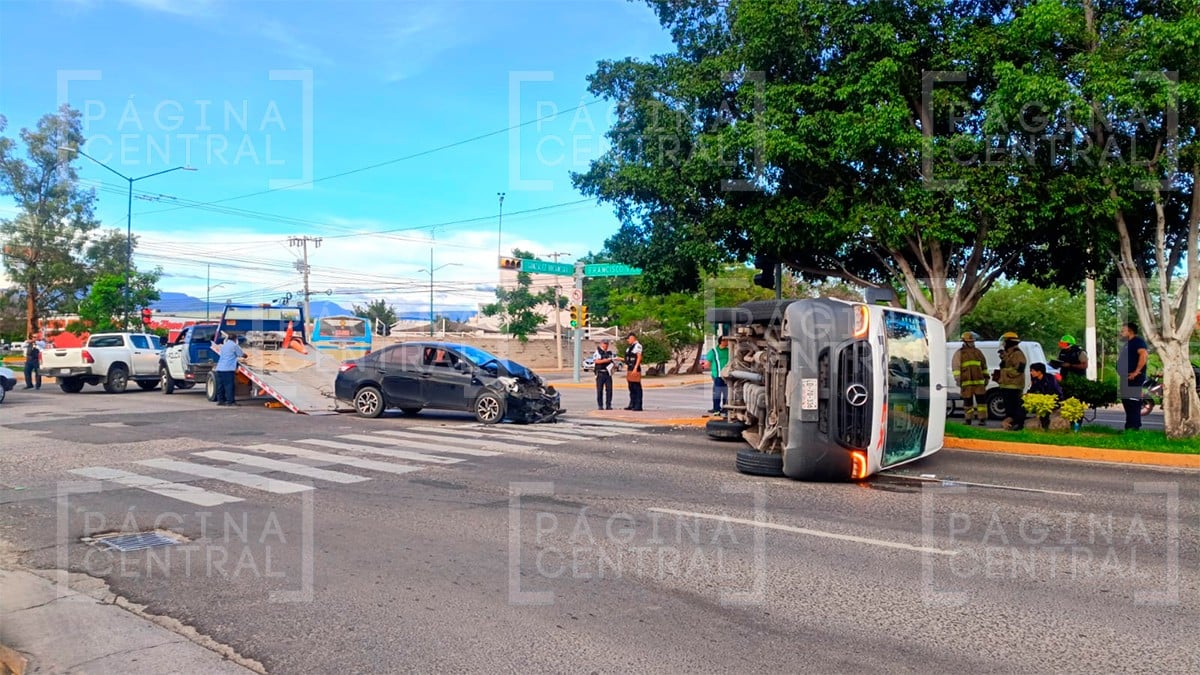 Choca camioneta de paquetería contra vehículo particular y termina volcada