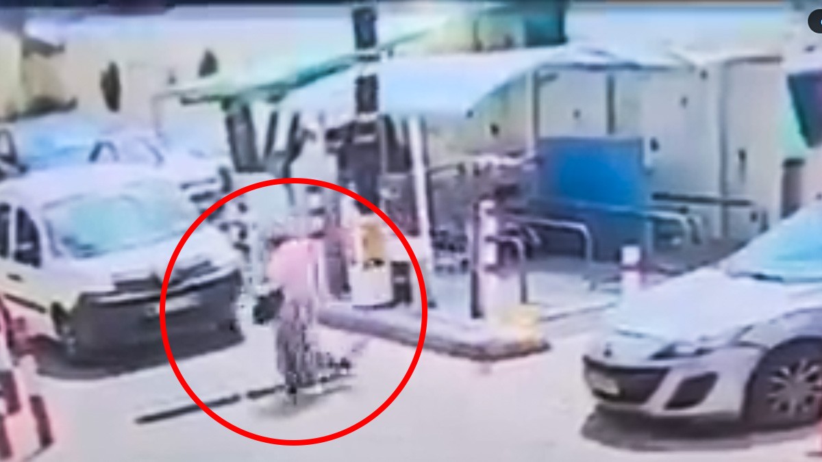 VIDEO Abuelita tropieza y cae frente a un auto detenido, el conductor no la ve y la atropella