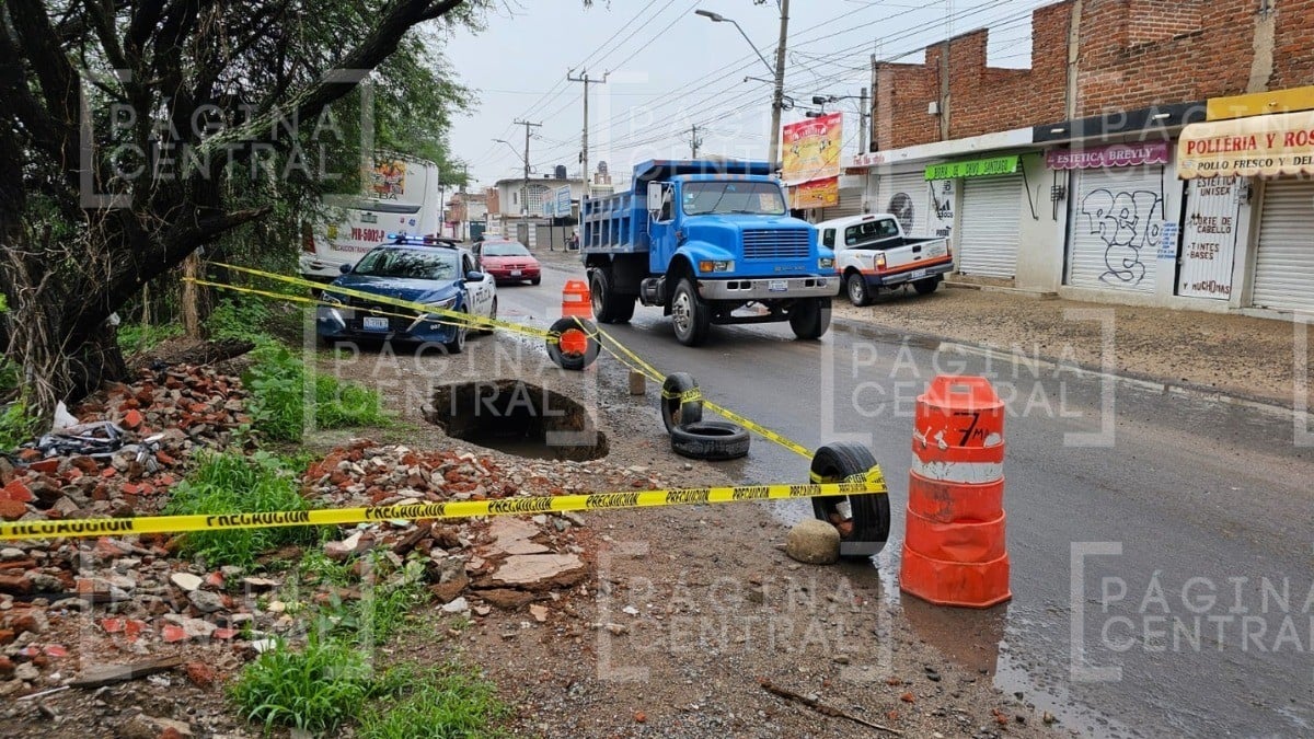 ¡Toma vías alternas! Cerrarán zona del socavón en la Diez de Mayo para cambiar tubería