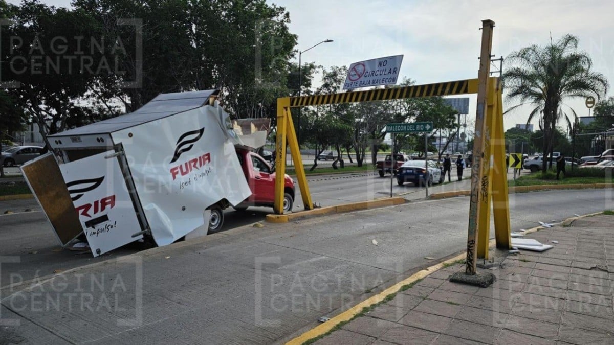 ¡Ooootra vez! Camioneta de carga se estampa contra 'portería' del Malecón del Río