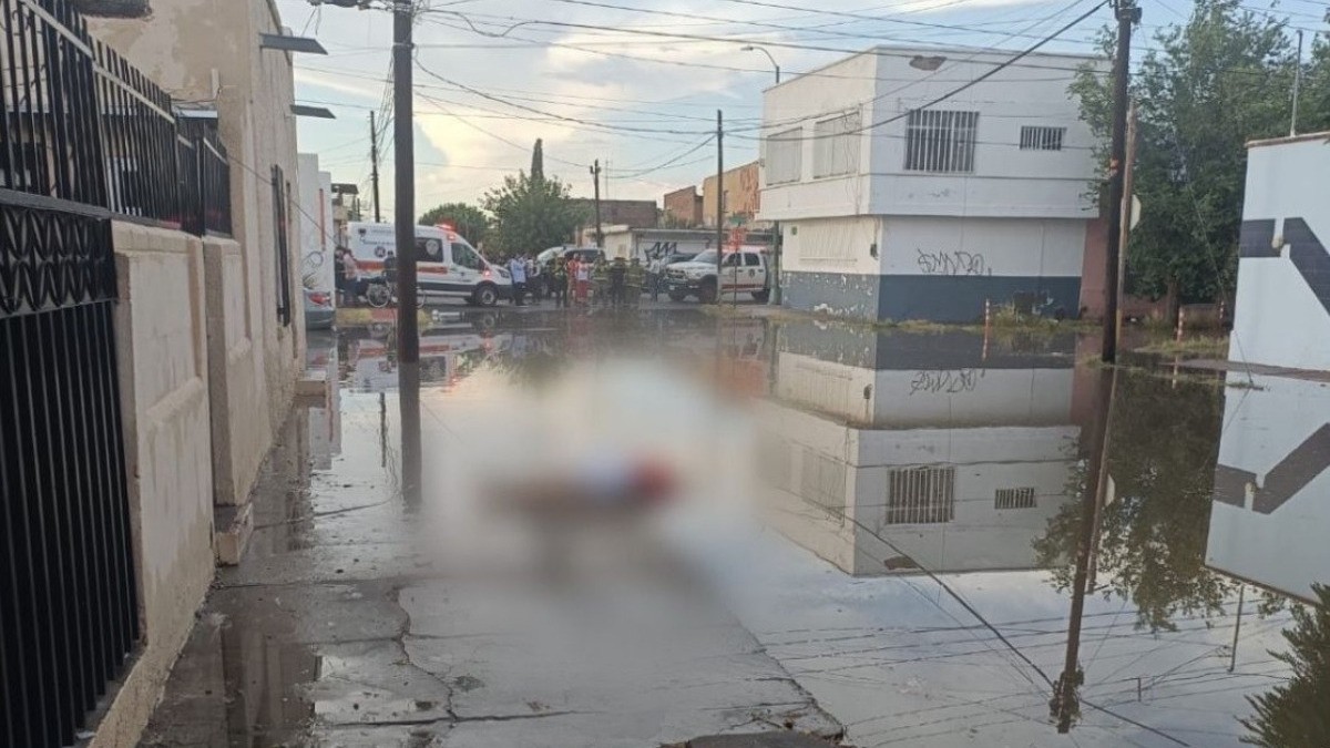 Así murió una mujer por caminar entre charcos de agua de lluvia