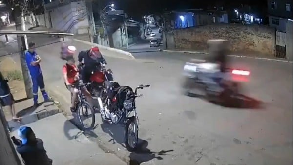 VIDEO ¡Impacto fatal! Motociclistas chocan de frente en una calle; uno murió