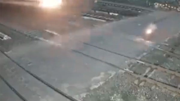 VIDEO Motociclista pensó que era más rápido que el tren y se equivocó, fue arrollado