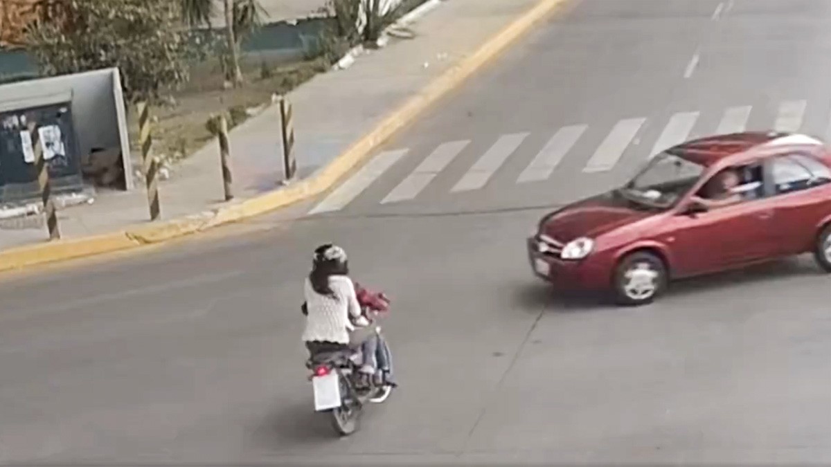 VIDEO Motociclista da vuelta prohibida y auto lo embiste; perdió dos dedos de la mano