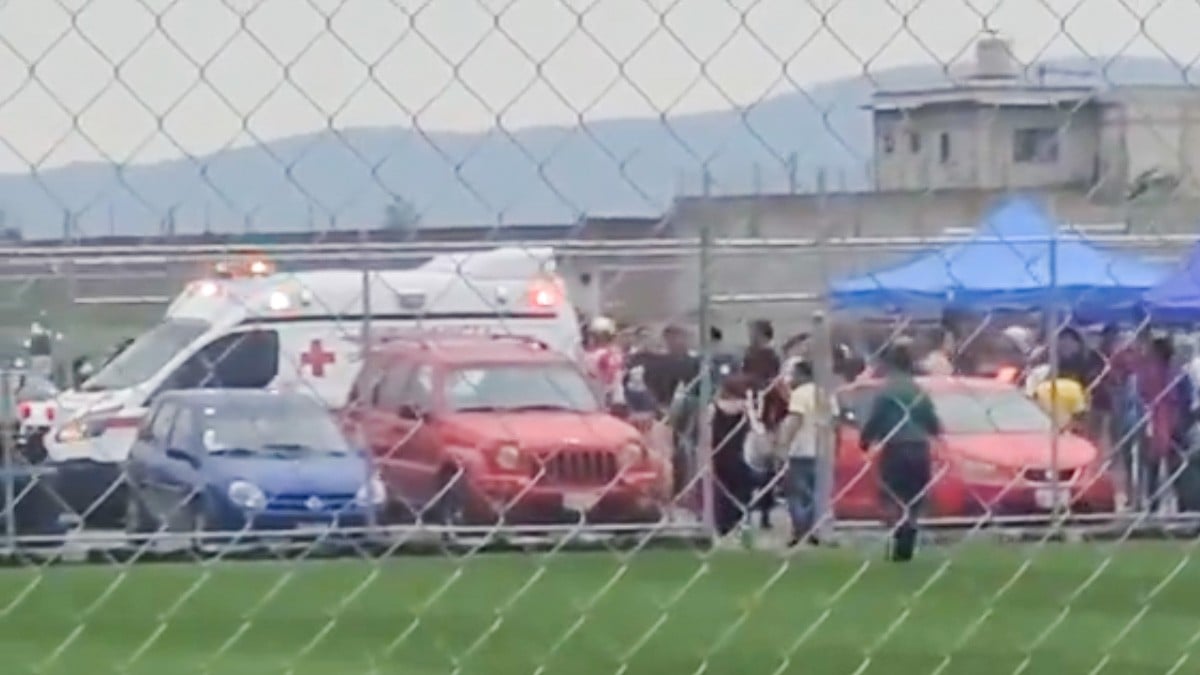 Rayo impacta en una cancha de futbol y deja lesionados a 4 jugadores y el árbitro