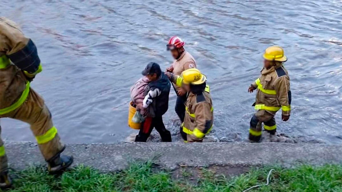 Rescatan a hombre de 60 años arrastrado por la corriente en el Malecón del Río