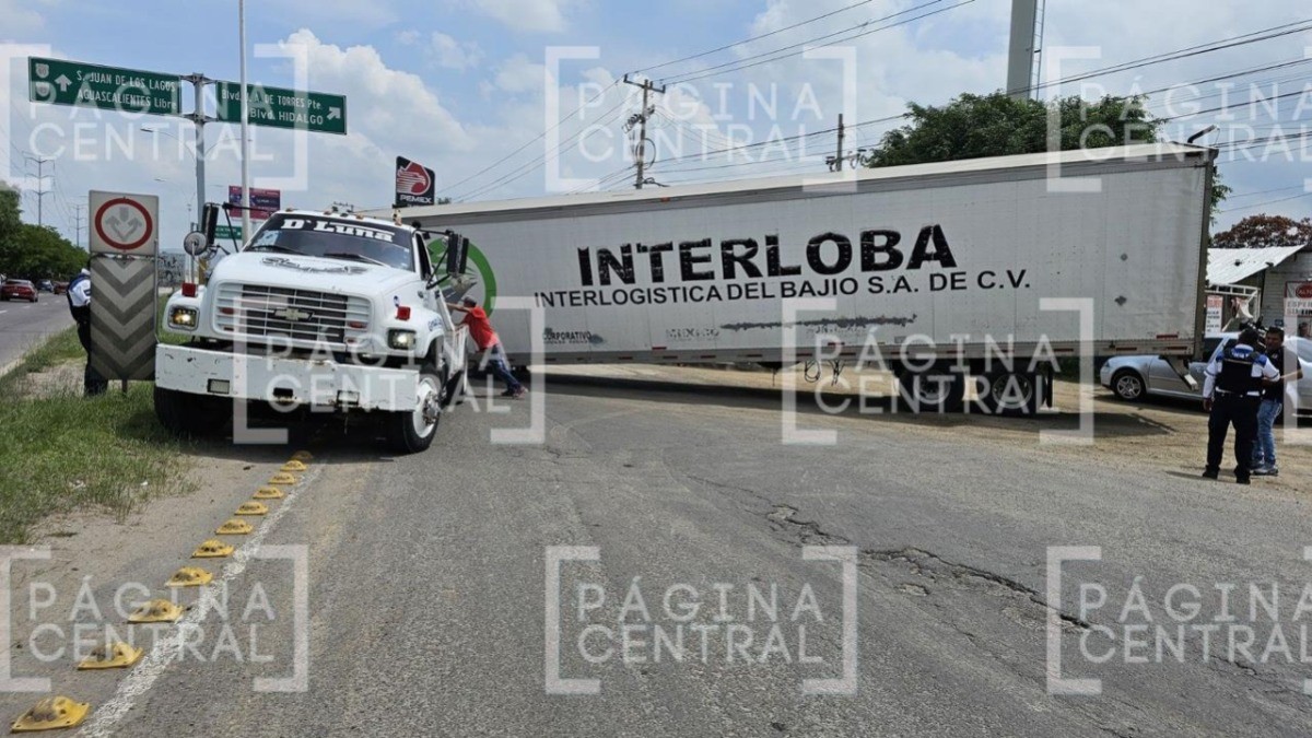 ¡Se cae otra caja! Tráiler pierde su carga de toneladas de jugo en bulevar Morelos