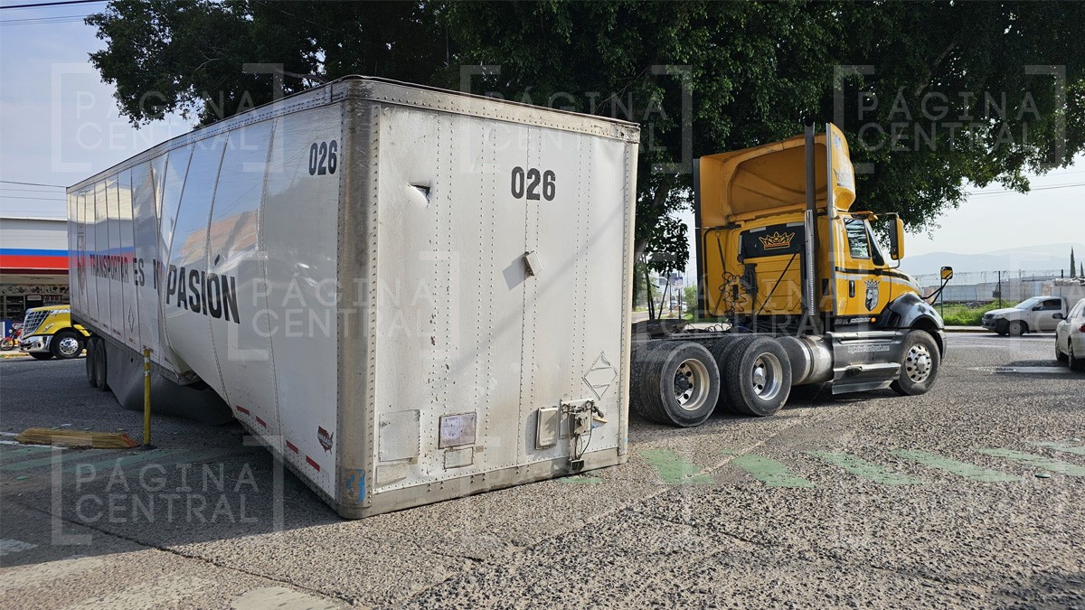 Se cae la caja de un tráiler sobre el bulevar Vasco de Quiroga