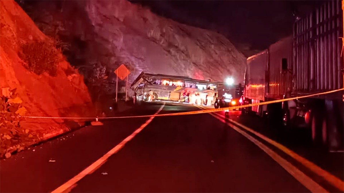 Autobús con estudiantes de secundaria se accidenta, reportan cuatro muertos y 35 heridos