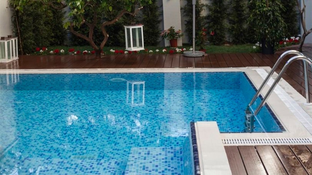 Jovencita muere ahogada en la alberca del hotel donde vacacionaba con su familia