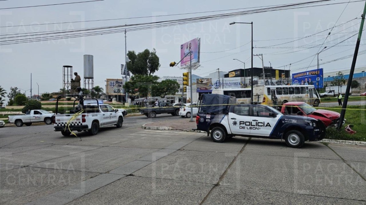 ¡Balazos en plena glorieta! Iban en camioneta por San Juan Bosco y chocan al intentar huir