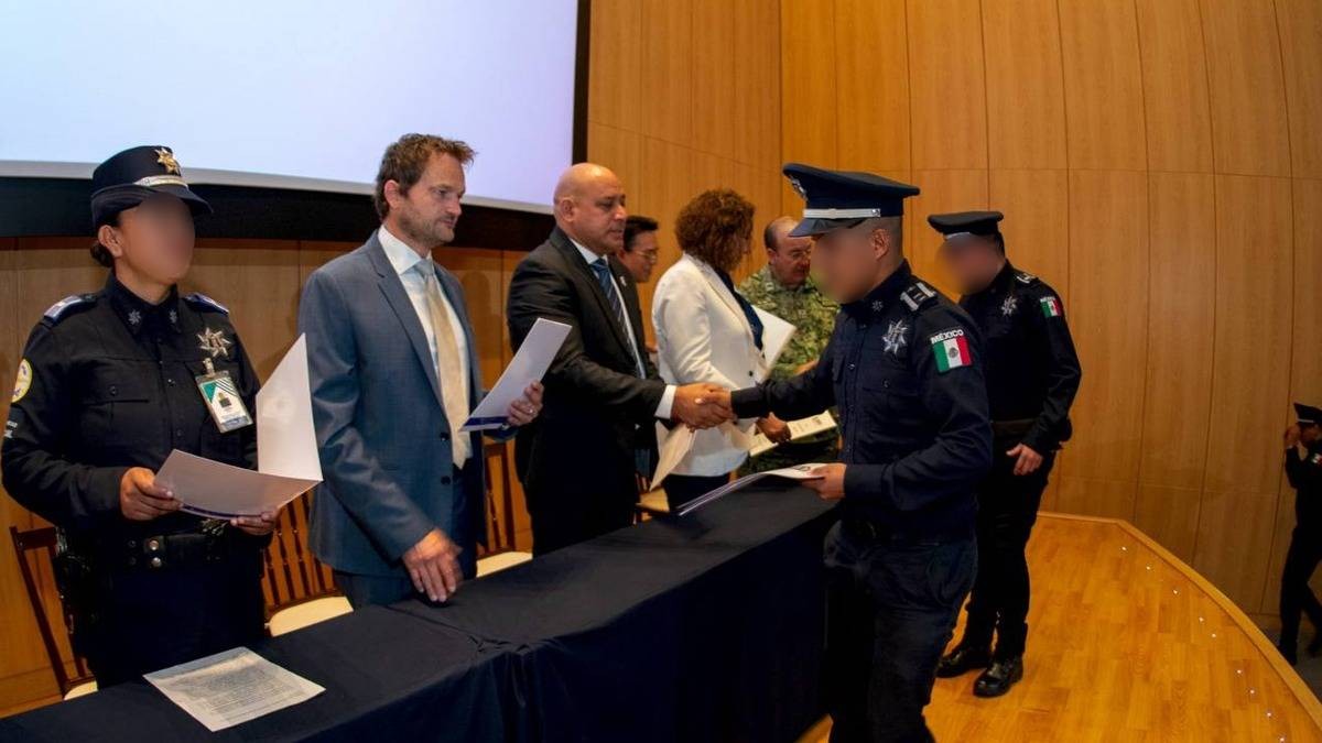Se gradúan de bachillerato 171 policías
