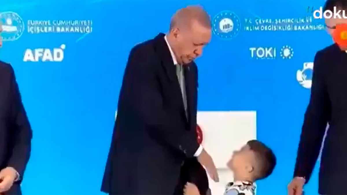 VIDEO Presidente turco cacheteó a niño que lo saludó y no le quiso besar la mano