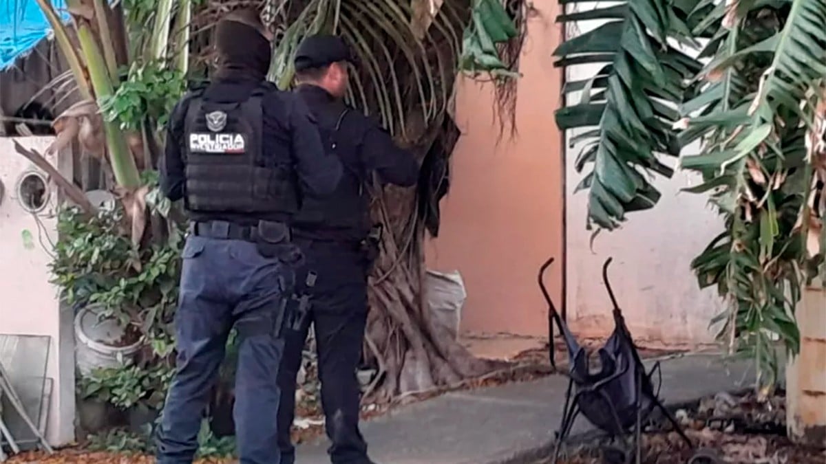 Policías salvan a niña atada con cable, madre enfrenta a los uniformados