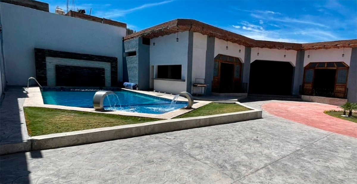 Niña de tres años muere ahogada en una alberca, mamá la llevó en brazos a una clínica