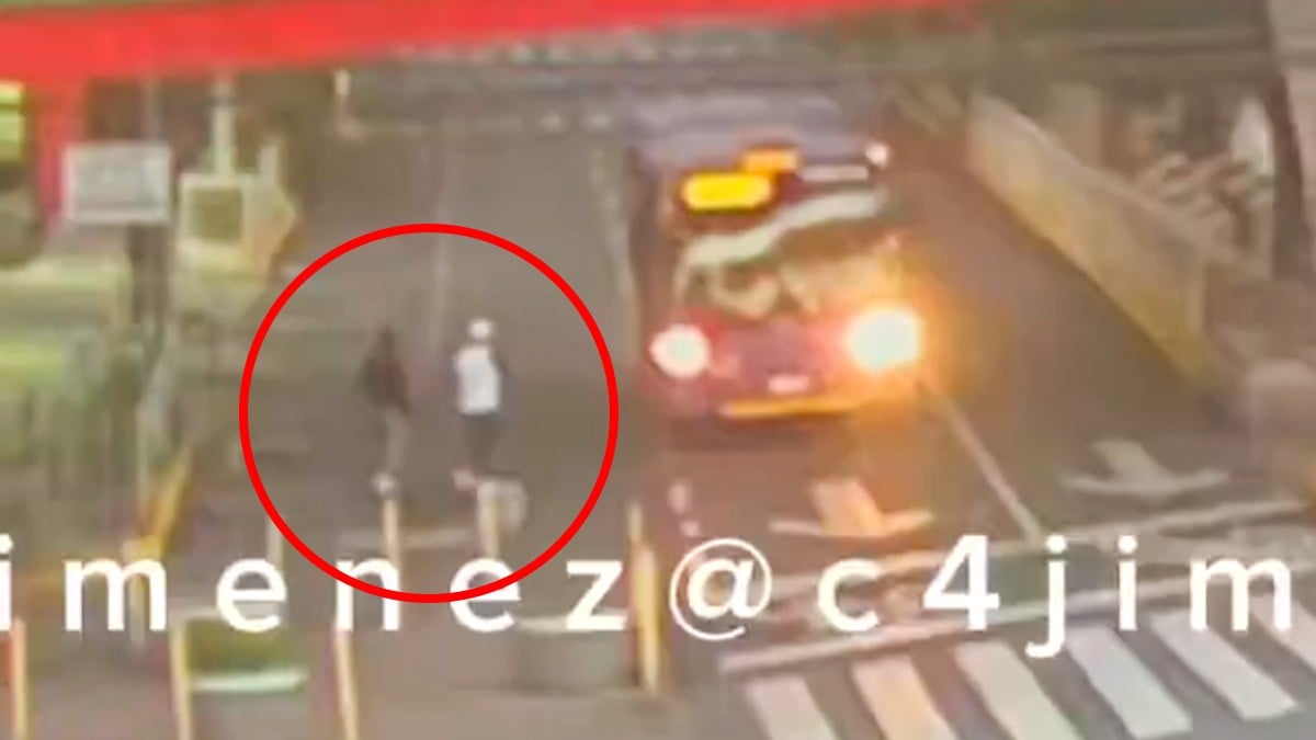 VIDEO Dos hombres suben a un camión urbano para asaltar, pero les disparan y uno muere