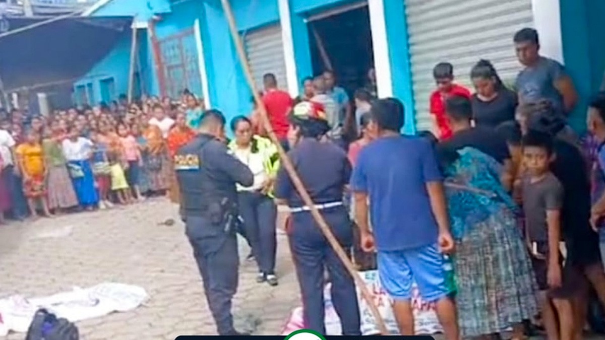 ¡Todo por una selfie! VIDEO Quinceañera hacía sesión de fotos en azotea y se electrocutó