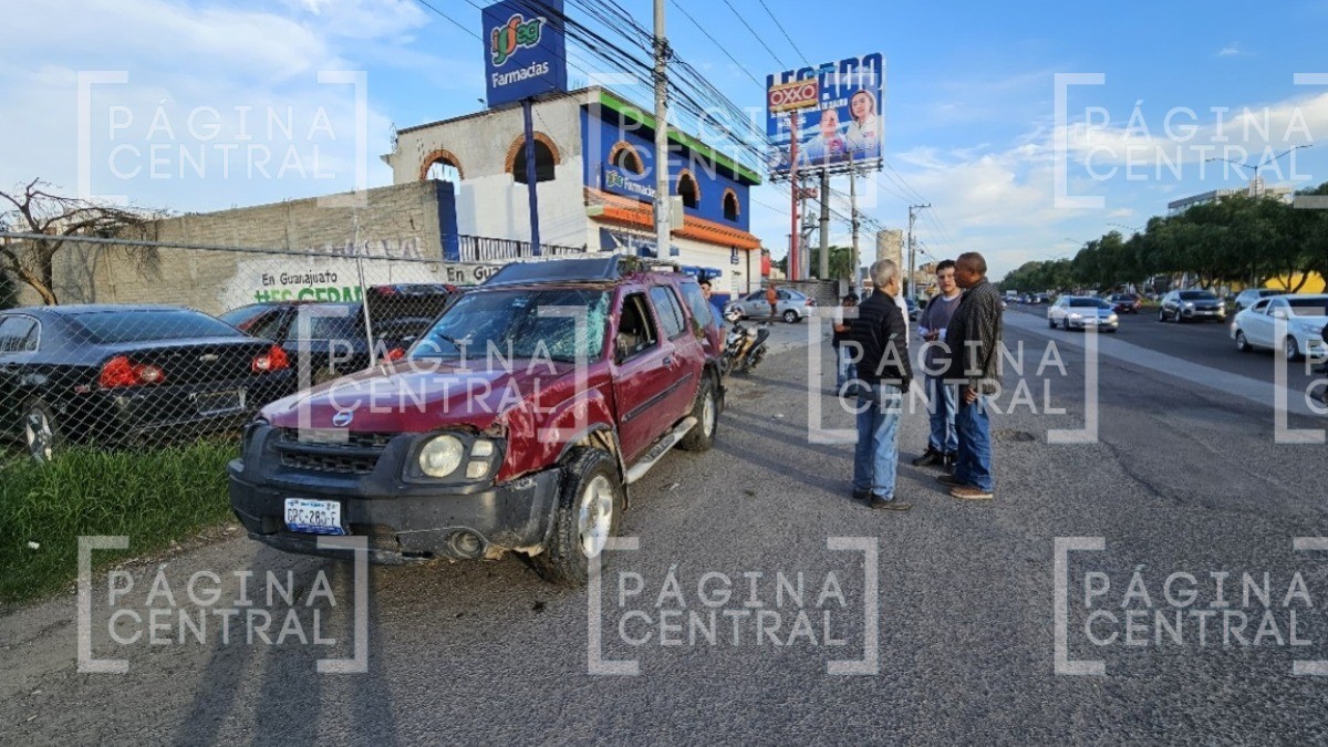 ¡Volcadura por La Herradura! Choca camioneta y vuelca camioneta rumbo a Silao