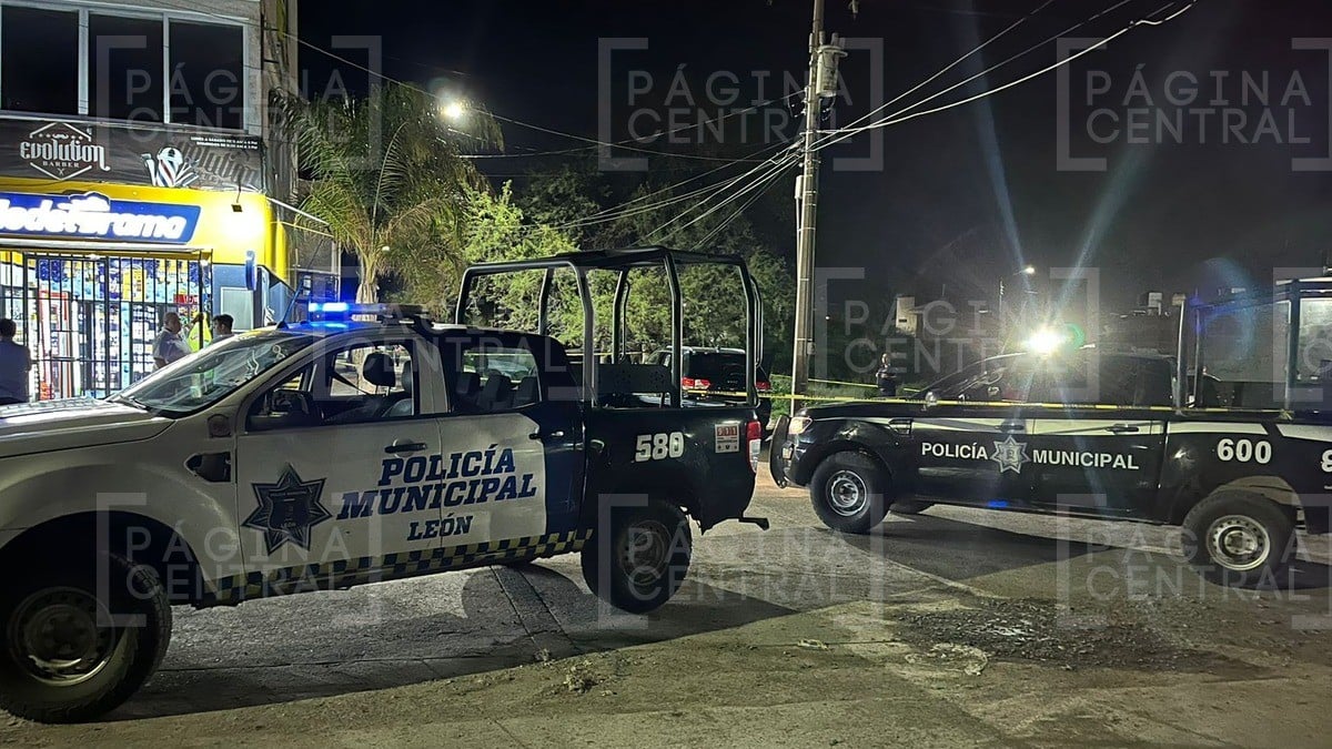 Atacan a hombre frente a Modelorama en Valle de San Nicolás