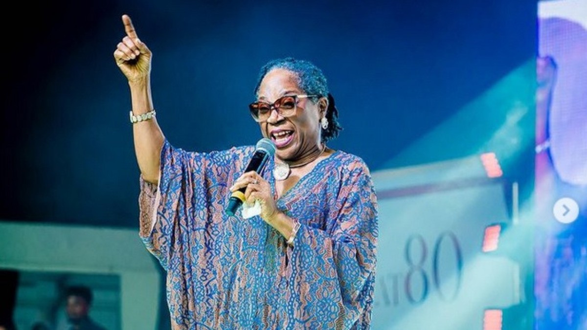 Muere cantante tras colapsar en pleno escenario; captan sus últimos momentos con vida