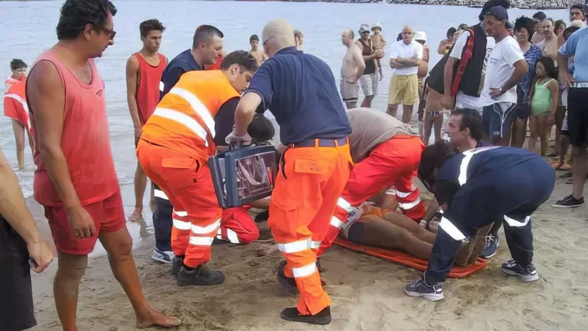 Cae un rayo en una playa abarrotada y provoca pánico entre turistas, esto les pasó
