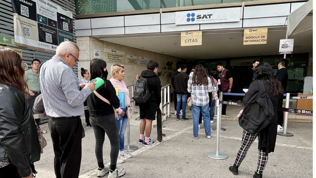 Falla sistema del SAT; batallan contribuyentes