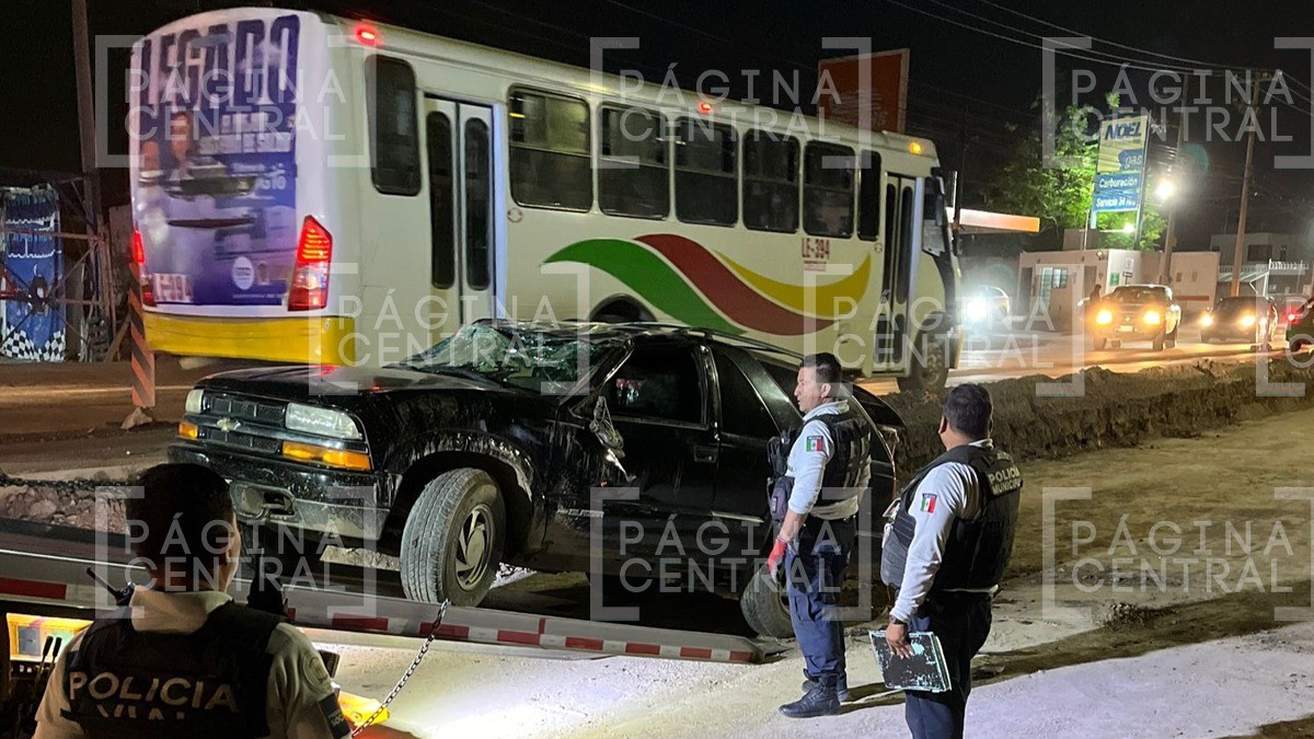 Por despiste chofer pierde el control y vuelca en bulevar La Luz
