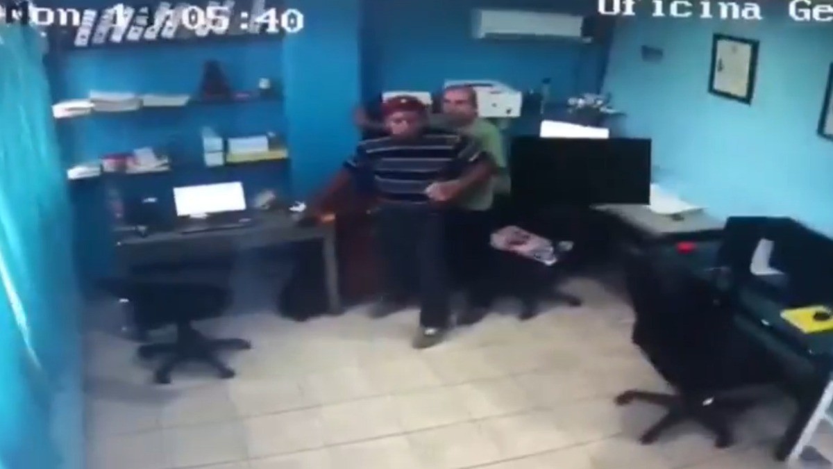 VIDEO Oficinistas reaccionan de esta forma singular al ser sorprendidos por Alerta Sísmica